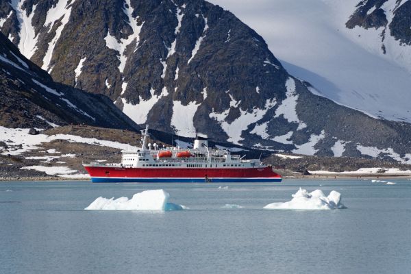 Quelles sont les croisières les plus adaptées pour découvrir les pôles ?