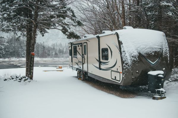 Quels sont les équipements incontournables pour un camping en hiver en toute sécurité ?